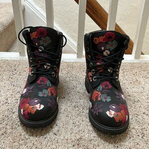 Timberland boots black with flowers size 6